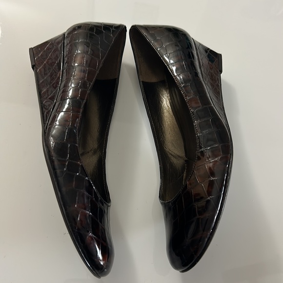 (7) Stuart Weitzman brown faux gator shoes made in Spain - Picture 4 of 8